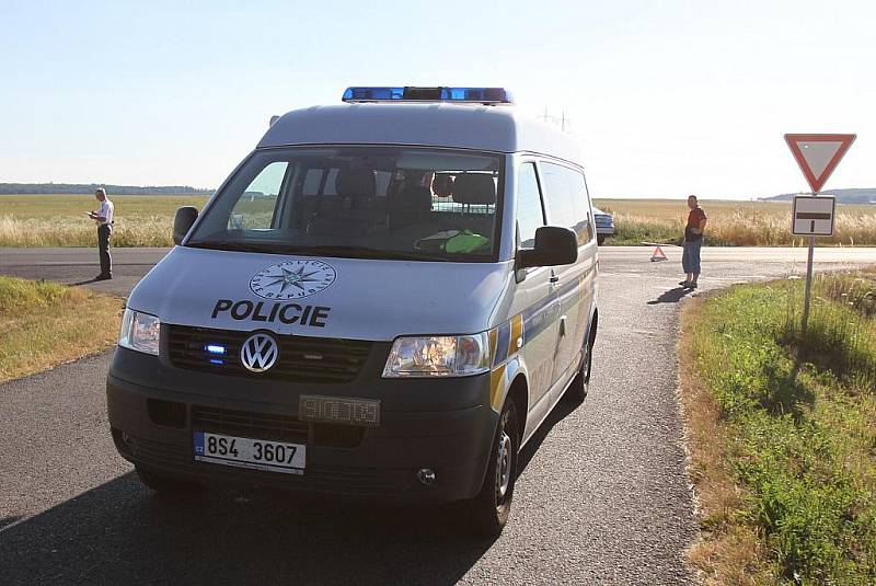 U Libichova poblíž Mladé Boleslavi se v pátek v podvečer srazilo auto a motorka. Ta po nehodě odletěla do pole. 