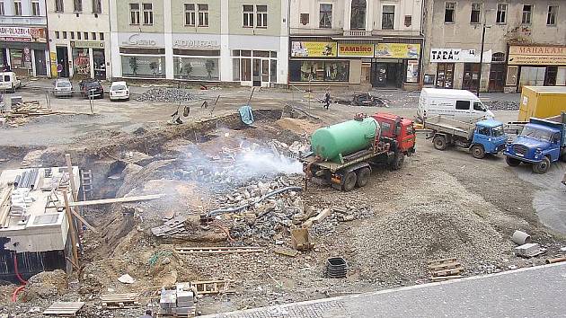 Odkrytá podzemní místnost v centru Staroměstského náměstí, jde zřejmě o požární nádrž.