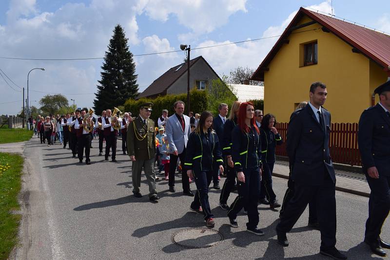 Dvaasedmdesátá Národní pouť v Ledcích přilákala již tradičně mnoho lidí. Slavnostní průvod došel od základní školy k pomníku padlých, kde účastníci uctili památku padlých v květnu 1945.