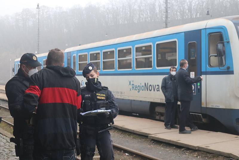 Policie, strážníci i vojáci. Ti všichni dohlédli na dodržování opatření.