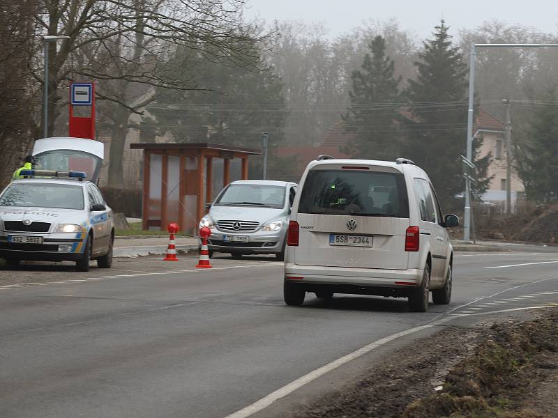 Policisté kontrolují automobily na hranici mladoboleslavského okresu.