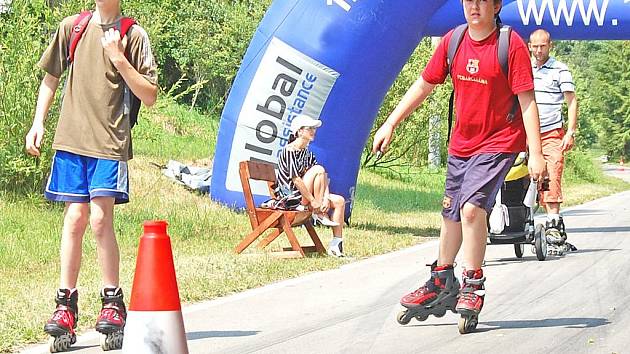 Novou bezpečnou in-line dráhu ihned vyzkoušelo několik bruslařů.