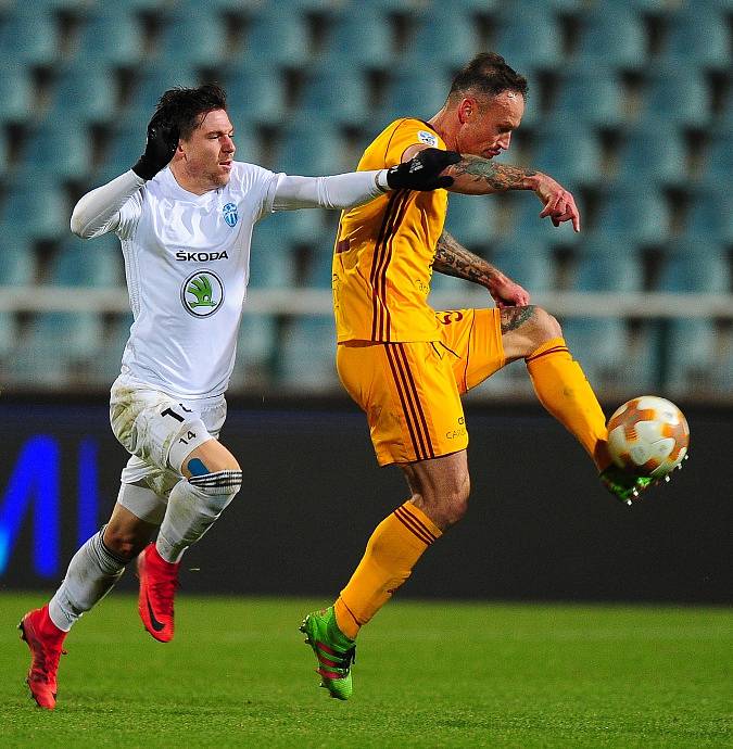 Dukla Praha (ve žlutém) porazila doma Mladou Boleslav vysoko 4:1. 