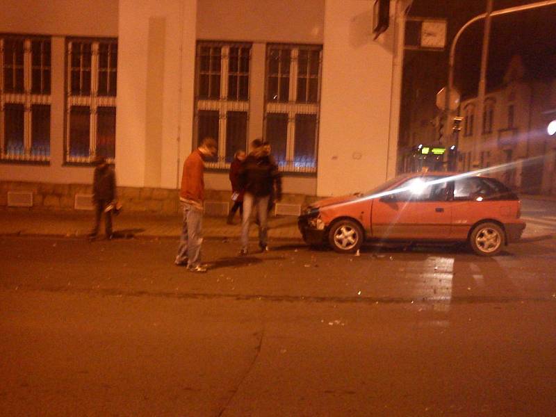 Večerbí nehoda na křižovatce U Bičíků (foto mobilním telefonem).