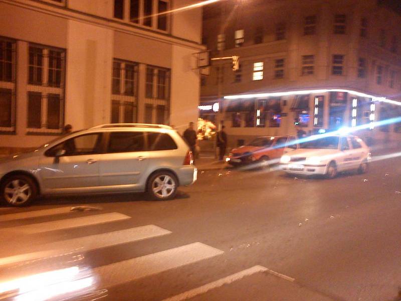 Večerbí nehoda na křižovatce U Bičíků (foto mobilním telefonem).