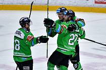 Hokejisté Mladé Boleslavi (v zeleném) porazili v prvním utkání čtvrtfinálové série Dynamo Pardubice 2:0.