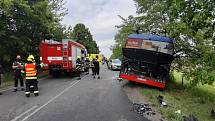 Šest lidí utrpělo zranění při čelním střetu příměstského kloubového autobusu a osobního auta, k němuž došlo v úterý na staré mladoboleslavské silnici II/610.