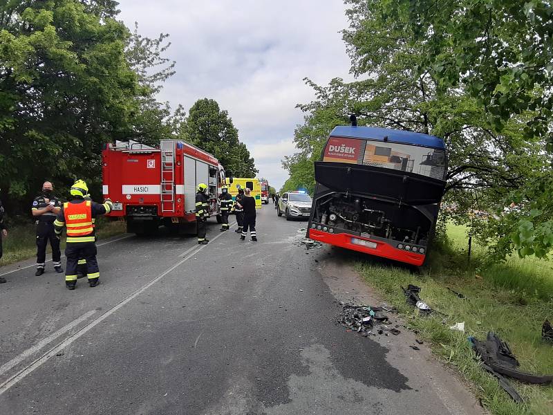 Šest lidí utrpělo zranění při čelním střetu příměstského kloubového autobusu a osobního auta, k němuž došlo v úterý na staré mladoboleslavské silnici II/610.