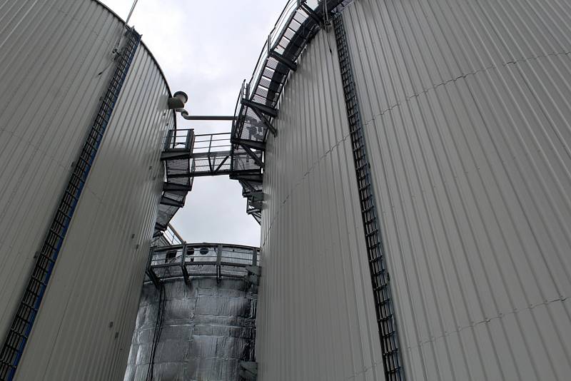 V průmyslové zóně v Plazích vznikla nová bioplynová stanice. Je unikátem v celé zemi. Zpracovávat totiž bude bioodpad, především zbytky z jídelen, restaurací a obchodů.