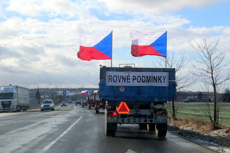 S traktory a přívěsy, které byly vyzdobeny hesly a českými vlajkami, vyrazila část zemědělců z několika míst v kolonách do Mladé Boleslavi.