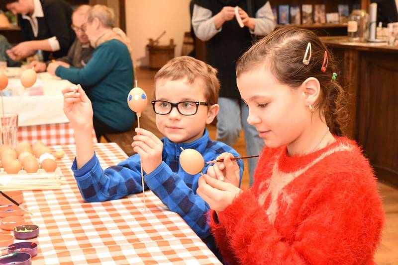 Velikonoční tvoření v bělském infocentru si nenechaly ujít desítky dětí