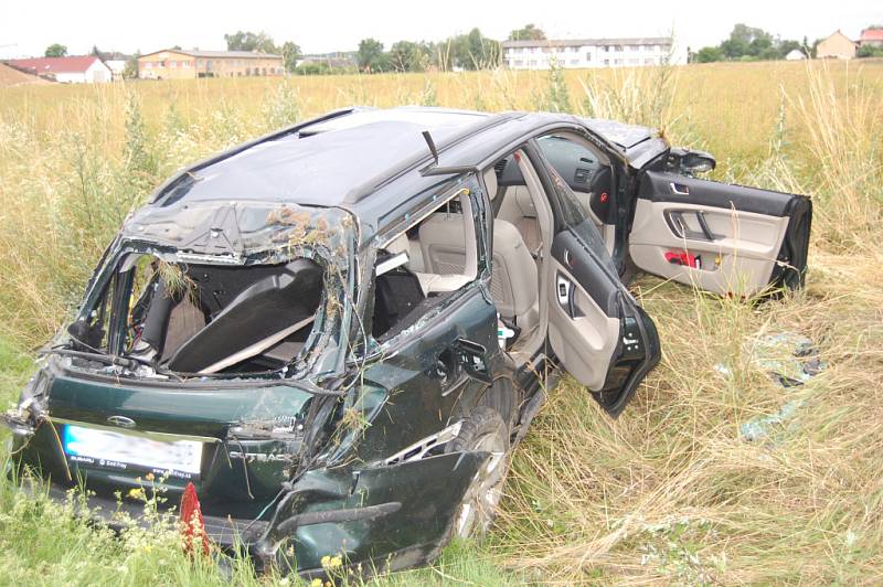 Pondělní dopravní nehoda osobního automobilu na silnici R10 u Bezděčína na Mladoboleslavsku.