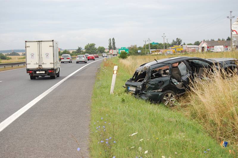 Pondělní dopravní nehoda osobního automobilu na silnici R10 u Bezděčína na Mladoboleslavsku.