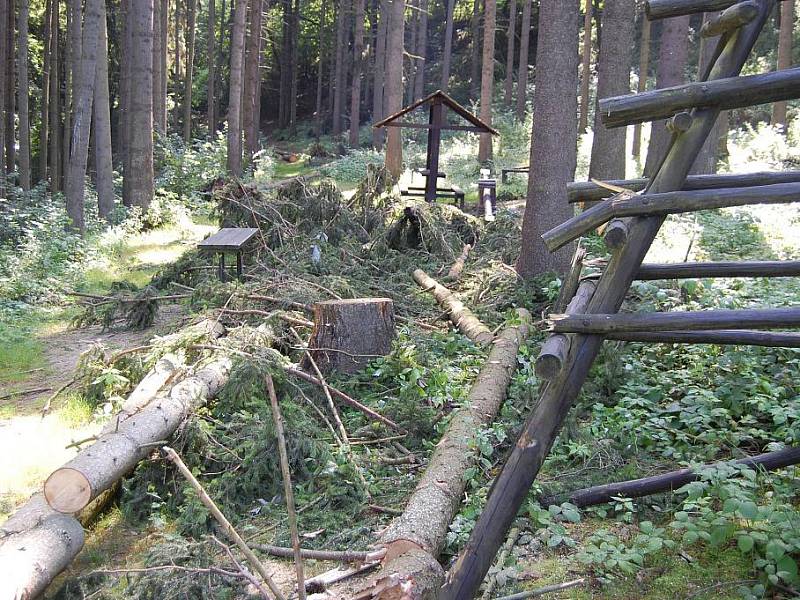 Zničené herní prvky v lesoparku Dolec