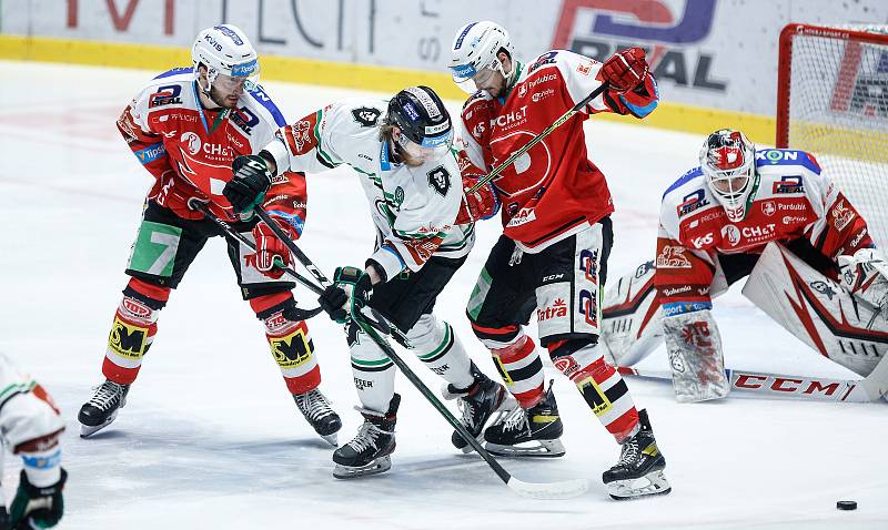 Hokejové utkání čtvrtého čtvrtfinále playoff Tipsport extraligy v ledním hokeji mezi HC Dynamo Pardubice (v červenobílém) a BK Mladá Boleslav (v bílozeleném) v pardudubické Enterie areně.