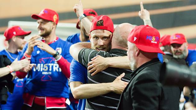 Fotbalisté Viktorie Plzeň slaví kolo před koncem FORTUNA:LIGY mistrovský titul. Definitivně si ho při bodové ztrátě Slavie s Ostravou (1:1) zajistili vítězstvím 2:0 nad Hradcem Králové. Utkání se hrálo v Mladé Boleslavi.