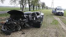 Vážná dopravní nehoda mezi Michalovicemi a Bukovnem. Auto přerazilo strom a totálně demolované skončilo na poli.
