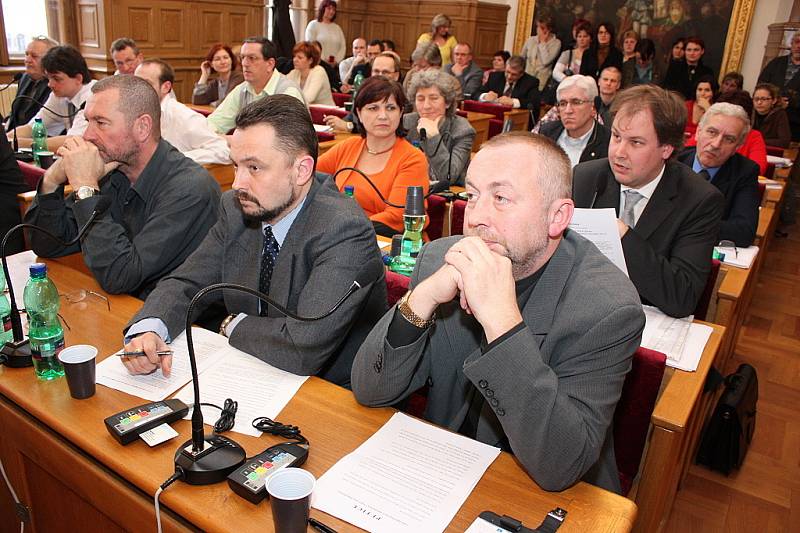 Březnové zasedání zastupitelstva města Mladá Boleslav.  (vpředu zastupitelé Miloslav Neuman, Jan Nejman a Luboš Dvořák).