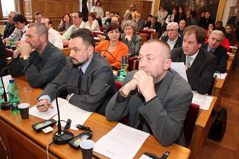 Březnové zasedání zastupitelstva města Mladá Boleslav. (vpředu zastupitelé Miloslav Neuman, Jan Nejman a Luboš Dvořák).