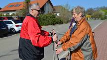 HOLE na Nordic Walking do rukou, rychlá instrukce, jak je správně používat a téměř dvacítka seniorů z Kosmonos mohla vyrazit na výlet.