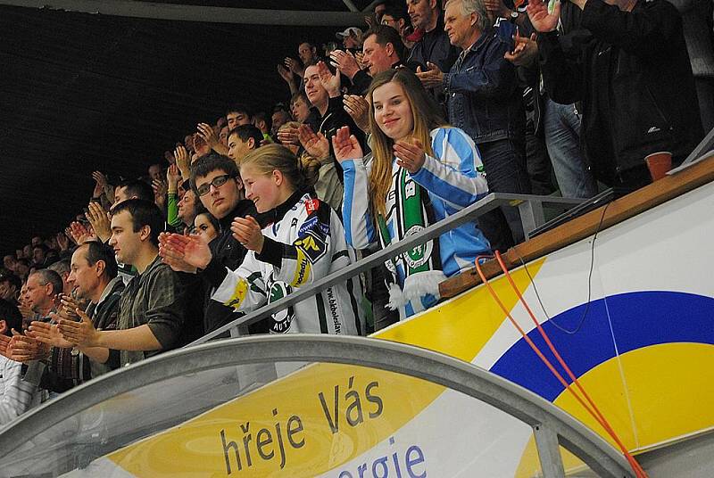 Fanoušci a hokejisté Mladé Boleslavi oslavují výhru baráže a udržení v extralize.
