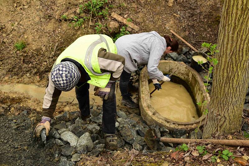 Děti z dolnobousovského přírodovědného kroužku pomáhaly vylepšovat studánku v Rohatsku