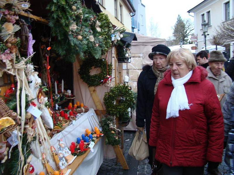 Vánoční trhy na Českobratrském náměstí přilákaly davy lidí.