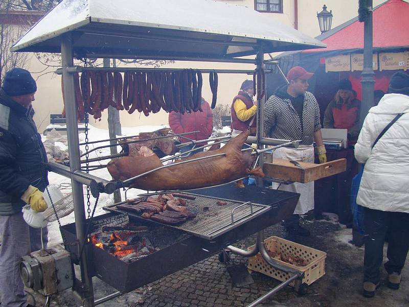 Vánoční trhy na Českobratrském náměstí přilákaly davy lidí.