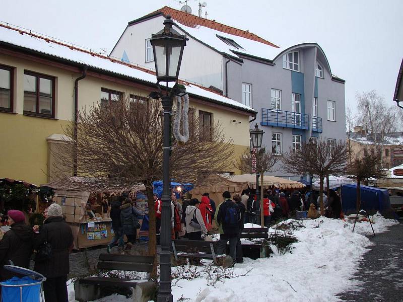 Vánoční trhy na Českobratrském náměstí přilákaly davy lidí.