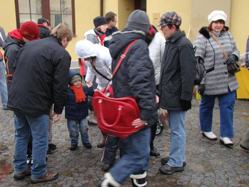 Vánoční trhy na Českobratrském náměstí přilákaly davy lidí.