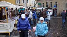 Vánoční trhy na Českobratrském náměstí přilákaly davy lidí.