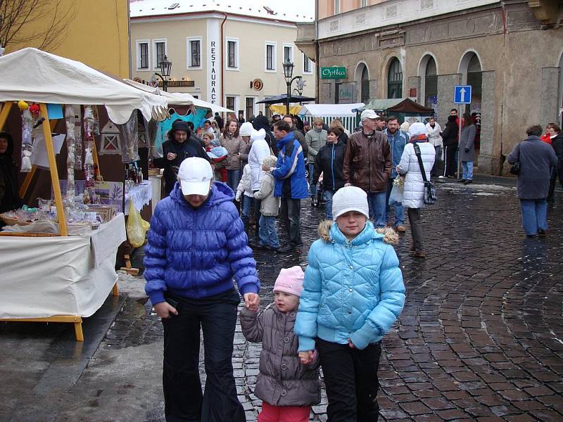 Vánoční trhy na Českobratrském náměstí přilákaly davy lidí.