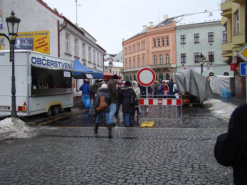 Vánoční trhy na Českobratrském náměstí přilákaly davy lidí.