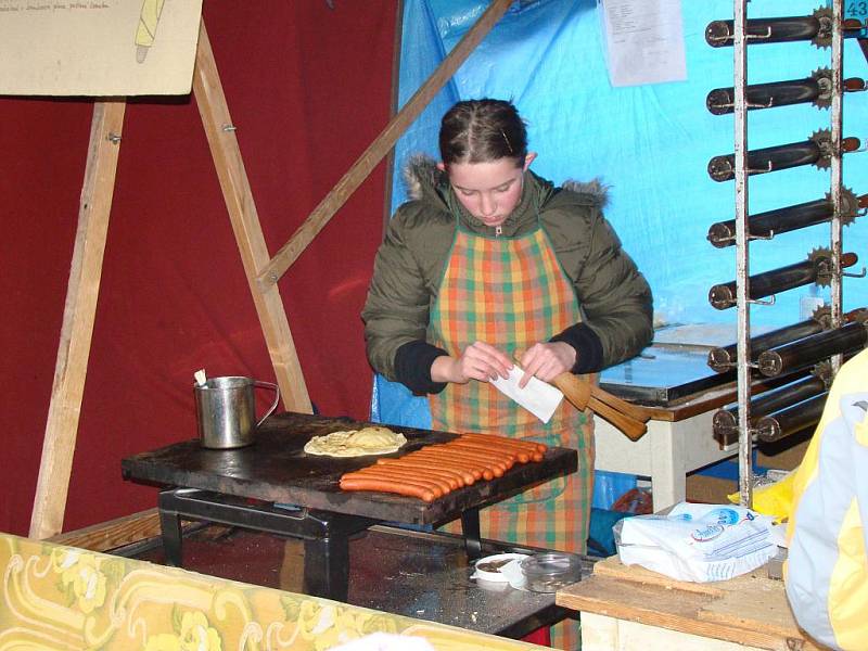 Vánoční trhy na Českobratrském náměstí přilákaly davy lidí.