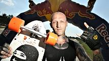 Ze závodu longboardů Red Bull Feel the Wheel 2020 na bikrosové trati v Benátkách nad Jizerou.