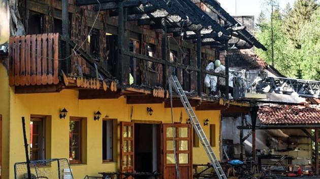U Drhlenského rybníka nedaleko Kněžmostu na Mladoboleslavsku v pátek 5. června 2015 časně ráno hořela rekreační chata, ve které byli středoškoláci. Při požáru zemřeli dva lidé.