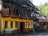 U Drhlenského rybníka nedaleko Kněžmostu na Mladoboleslavsku v pátek 5. června 2015 časně ráno hořela rekreační chata, ve které byli středoškoláci. Při požáru zemřeli dva lidé.