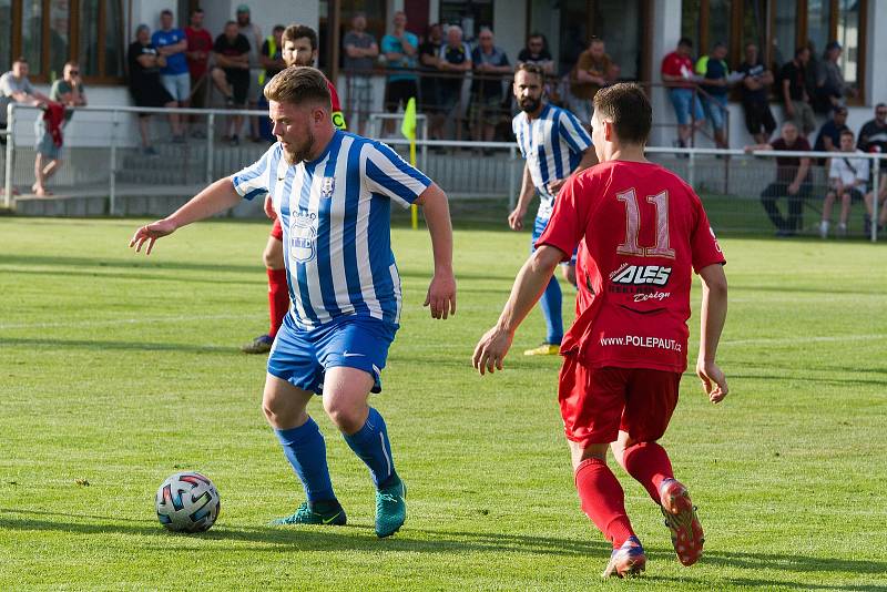 Krajský přebor, 25. kolo: FK Dobrovice (modrobílá kombinace) - FC Velim (1:2)