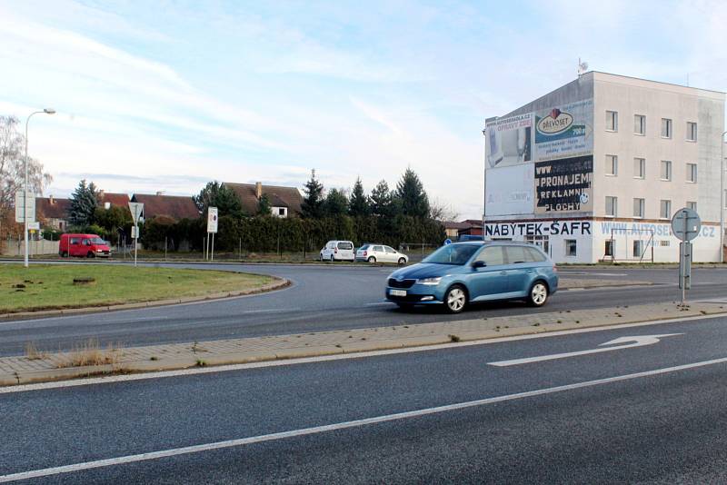 Frekventovaná křižovatka na výjezdu z Mladé Boleslavi u Plaz.