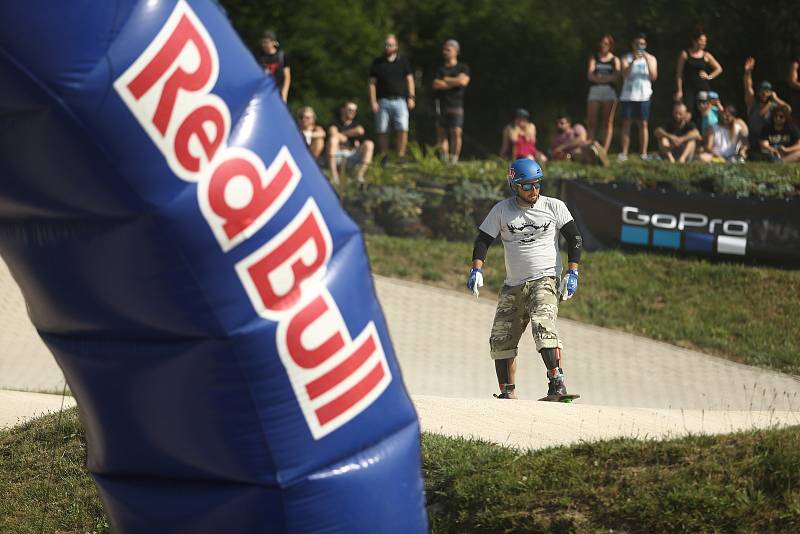 Ze závodu longboardů Red Bull Feel the Wheel 2020 na bikrosové trati v Benátkách nad Jizerou.