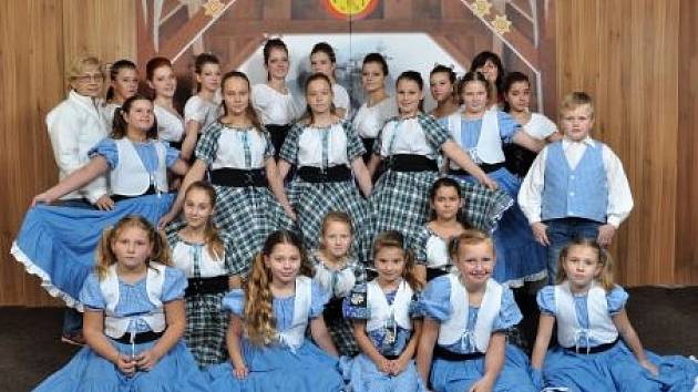 Bezinky se z Vodňan vrátily s pohárem, na kterém pyšně stojí „Mistr České republiky v country tancích“.