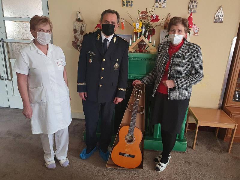 Ředitel středočeských policistů Václav Kučera přivezl dětem z Dětského centra Klaudiánovy nemocnice v Mladé Boleslavi dárek, který postrádaly - kytaru.