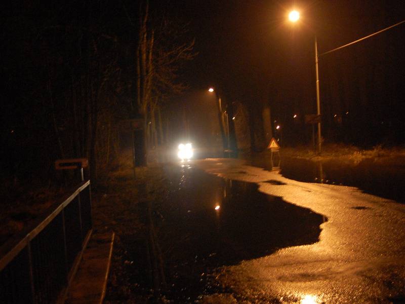 Velká voda v Bakově nad Jizerou ve středu večer.