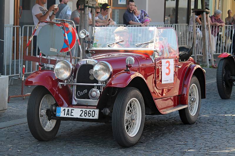 Čtyřiapadesát posádek stanulo ve čtvrtek po 17. hodině na Staroměstském náměstí v Mladé Boleslavi na startovní čáře dalšího ročníku Oldtimer Bohemia Rally.