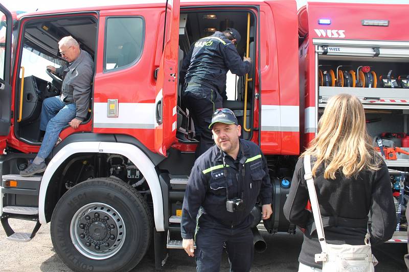 VELKÝ PÁTEK v Kněžmostě byl nejen dnem přípravy na Velikonoce, ale také slavnostním okamžikem pro zdejší sbor dobrovolných hasičů. V garáži hasičské zbrojnice totiž parkují dva zbrusu nové vozy, s nimiž budou zachraňovat lidské životy a majetek.