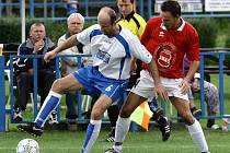 David Miškovský (vpravo) se stal fotbalistou Dobrovice roku 2008.