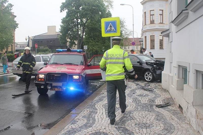 Srážka dvou automobilů Husova ulice Boleslav