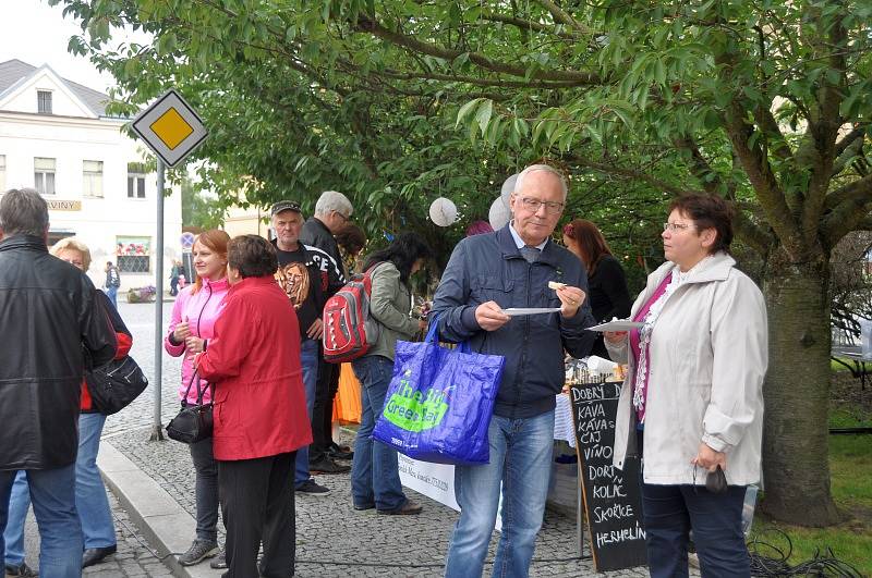 Sousedské slavnosti se v Mnichově Hradišti v sobotu vyvedly. Mnoho lidí, mnoho stánků, mnoho zábavy. A také tolik očekávaná výstavka vozů značky Liaz.