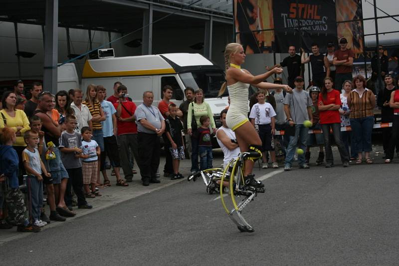 U – rampa, extrémní biketrial, skákací boty i dřevorubecký tým. To byl Adrenalin Camp