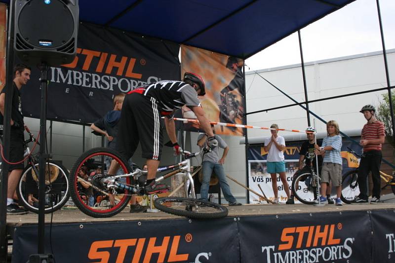 U – rampa, extrémní biketrial, skákací boty i dřevorubecký tým. To byl Adrenalin Camp